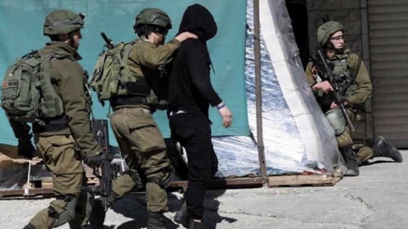 Siyonistler Batı Şeria ile Doğu Kudüs’te 18 Filistinliyi gözaltına aldı