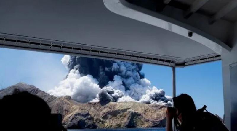 Yeni Zelanda'da Yanardağ Lav Püskürtmeye Başladı: 1 Ölü, 20'den Fazla Kayıp Var