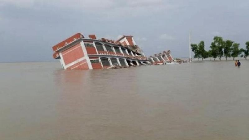 Bangladeş'te 3 katlı okul sel nedeni ile çöktü
