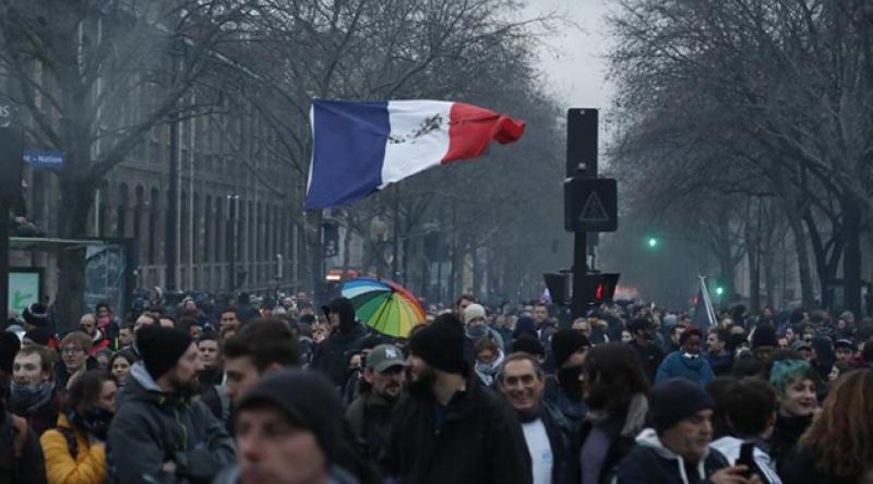 Fransa'da hükümetten emeklilik yaşında geri adım