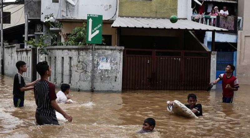 Endonezya'da sel felaketi: 6 öğrenci öldü, 5 öğrenci kayıp!