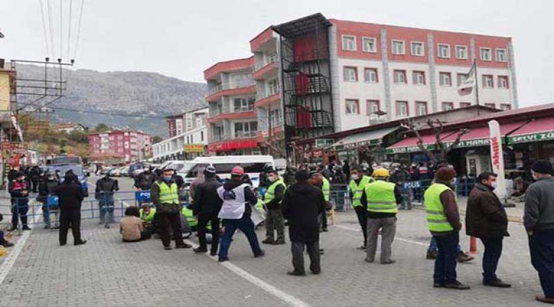 Ankara'ya yürümek isteyen madencilere, jandarma engeli