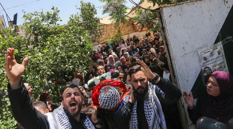Katil İsrail zindanlarında şehit olan Filistinli toprağa verildi