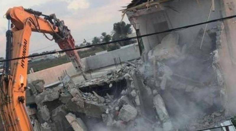 Siyonist işgalciler Filistinli 8 ailenin daha evini yıktı