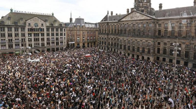 Amsterdam'da, Amerikalı siyahi George Floyd'un ölümü protesto edildi