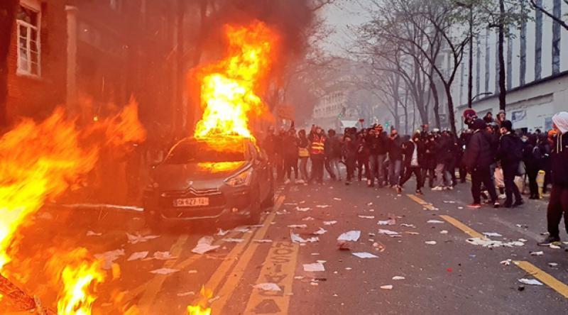 Fransa'nın başkenti Paris'te halk sokağa döküldü