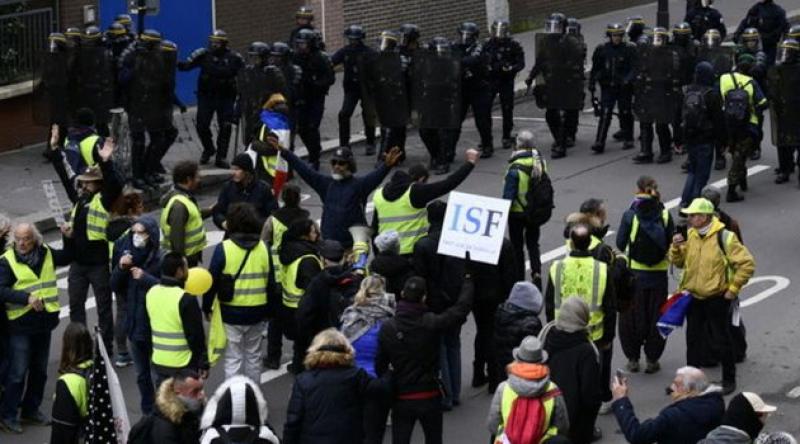 Fransa'da polise ilk kez sarı yelekliye şiddetten hapis cezası