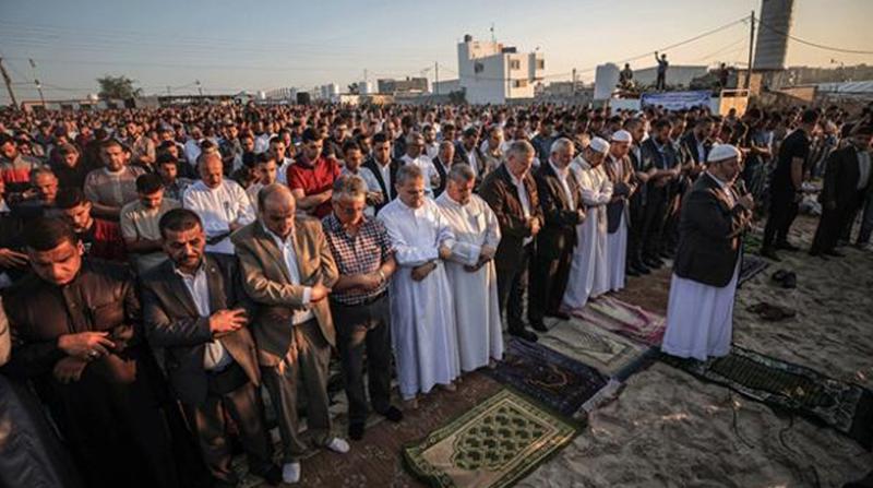 Gazzeliler bayram namazını doğu sınırında kıldı