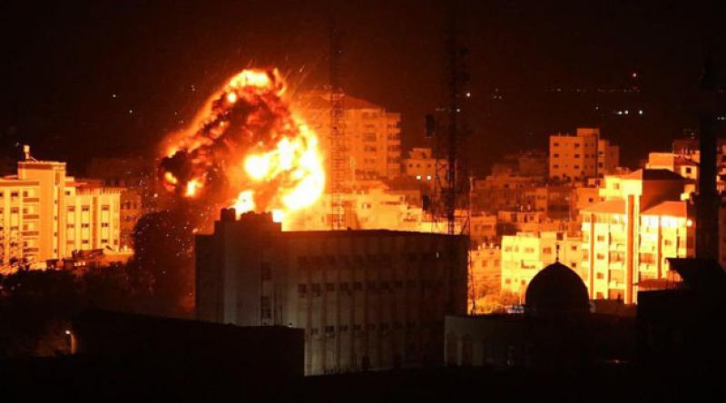Katil İsrail'den Gazze'ye hava saldırısı: 3 yaşındaki bir çocuk yaralandı
