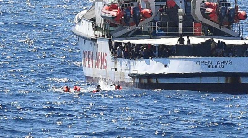 İtalya açıklarında 20 gündür gemide bekletilen mülteciler karaya çıktı