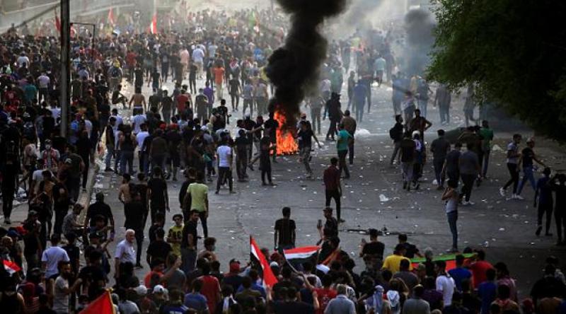 Göstericiler Irak'ın güneyinde bir hükümet binasını daha ateşe verdi