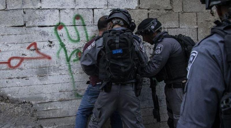 İşgalci İsrail askerleri 23 Filistinliyi gözaltına aldı
