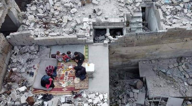 İdlib'de hayatta kalma mücadelesi: Evlerinin enkazında iftar
