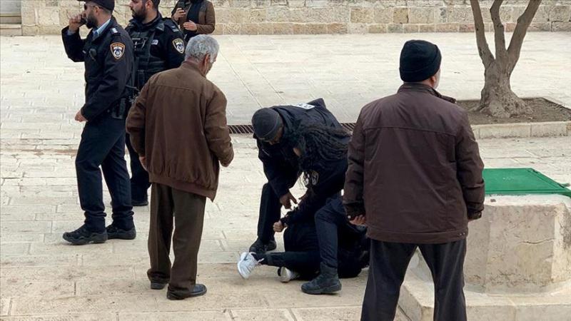 İşgalci İsrail polisi, Mescid-i Aksa'da 5 Filistinliyi gözaltına aldı