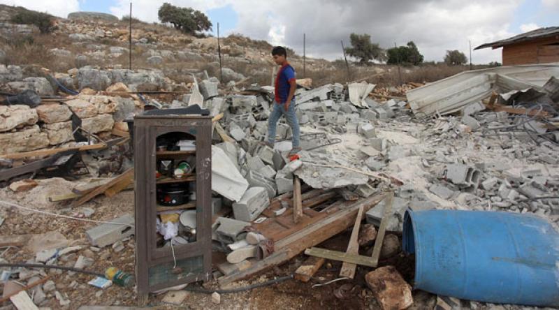 İşgalci İsrail askerleri Batı Şeria’da Filistinlilere ait bir ev ile su deposunu yıktı