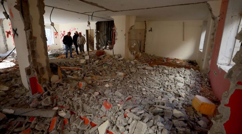 Siyonistler Batı Şeria'da 2 Filistinli'nin evini yıktı!