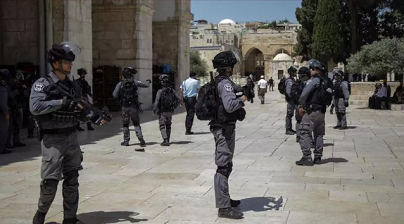 İşgalci İsrail güçleri Mescid-i Aksa'da cemaate saldırdı: 10 yaralı