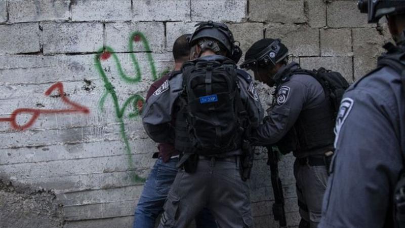 İsrail Güçleri 16 Filistinliyi Gözaltına Aldı