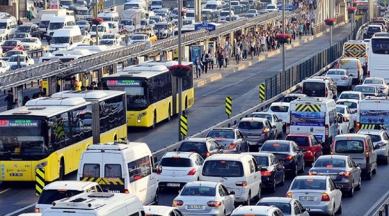 İstanbul'da 15 tatil bitti, trafik yoğunluğu yaşanıyor