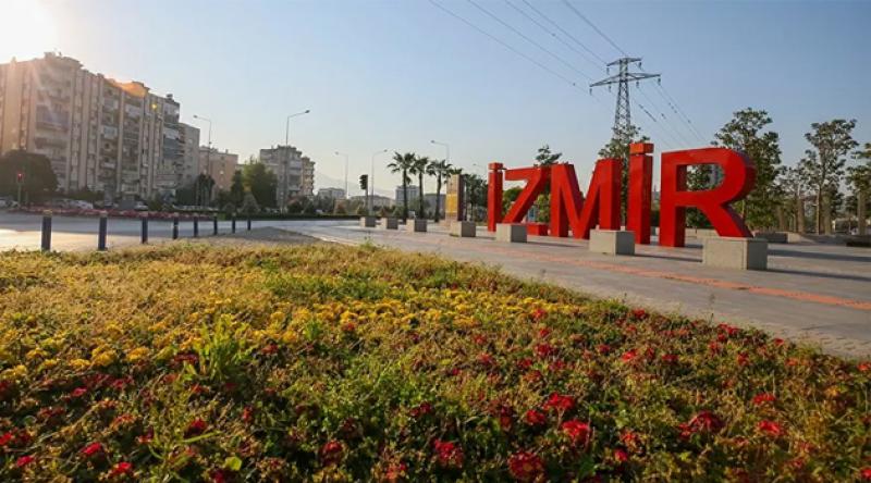 İzmir'de 65 yaş üstü vatandaşların sokağa çıkma saatleri sınırlandırıldı