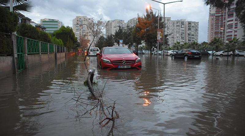 İzmir’de deniz taştı: Araçlar sular altında kaldı