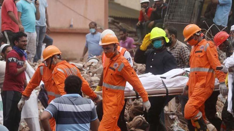 Hindistan'da çöken 5 katlı binanın enkazından 60 kişi kurtarıldı