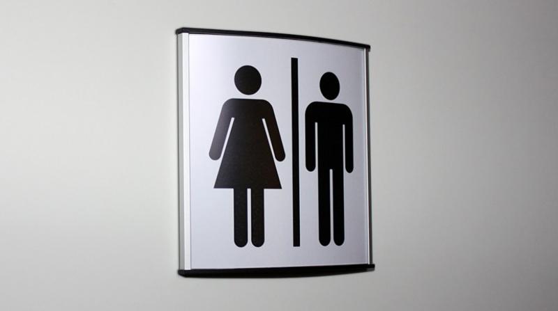 İngiltere'de kadın erkek karışık tuvaletlere isyan hükumete geri adım attırdı