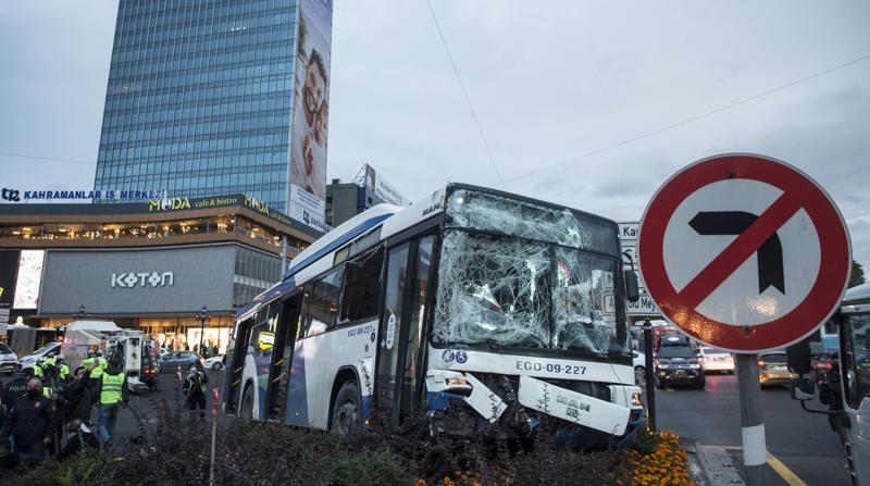 Ankara Kızılay'da iki otobüs çarpıştı. 17 kişi yaralandı.