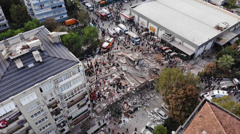Depremin vurduğu İzmir'de hayatını kaybedenlerin sayısı 51'e yükseldi
