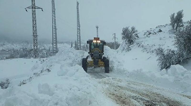 Hakkari'de kar nedeniyle 141 köy ve mezra yolu kapandı