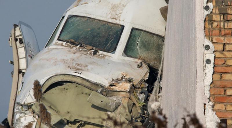 Kazakistan'da yolcu uçağı düştü, en az 14 ölü