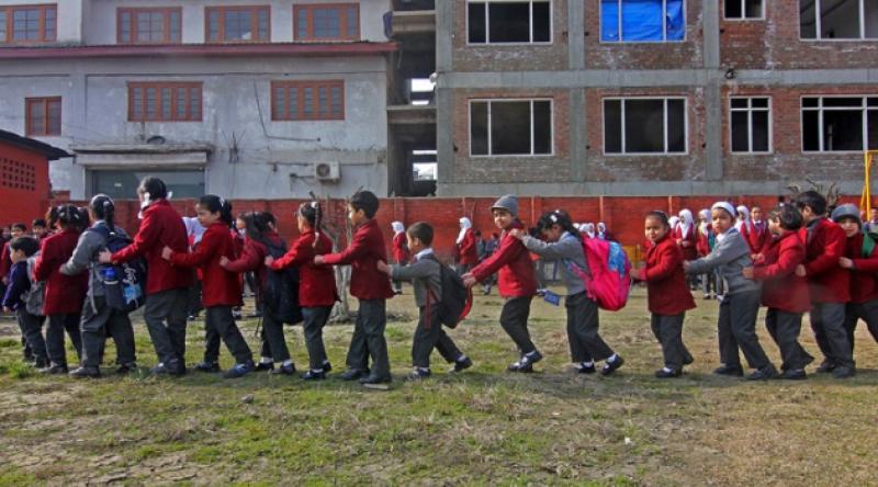 Keşmir'de okullar yeniden açıldı