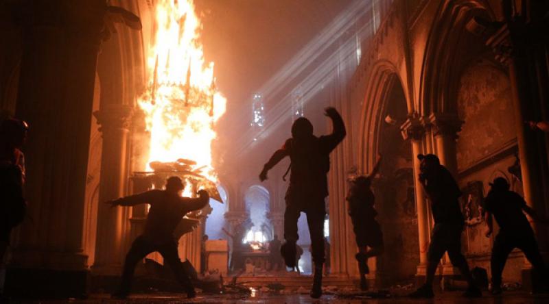 Şili'de protestolar yeniden başladı: İki kilise ateşe verildi