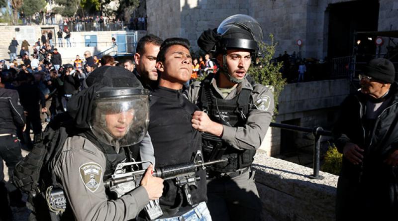İşgal askerleri 12 Filistinliyi darbederek gözaltına aldı
