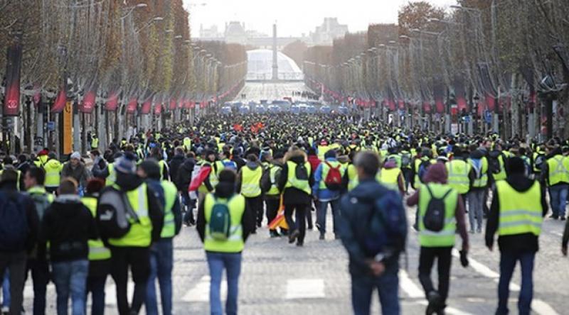 Fransa'da Macron karşıtları yeniden sokaklarda