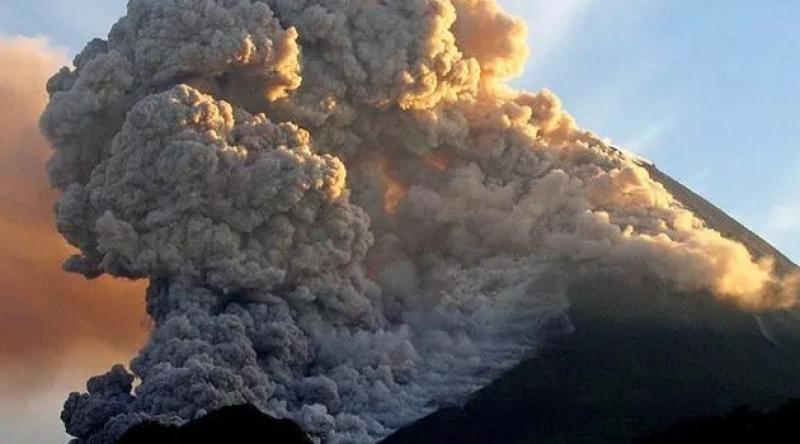 Endonezya'nın Cava Adası'nda bulunan Merapi Yanardağı'nda patlama