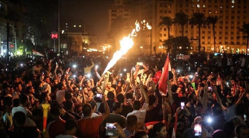 Mısır'da halk sokağa indi! Darbeci Sisi'yi tutuklayın çağrısı