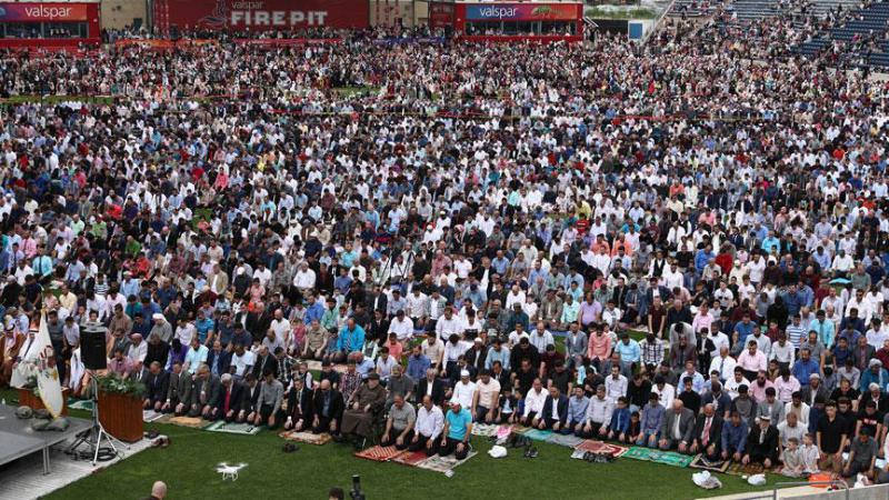 ABD’de on binlerce Müslüman stadyumda namaz kıldı