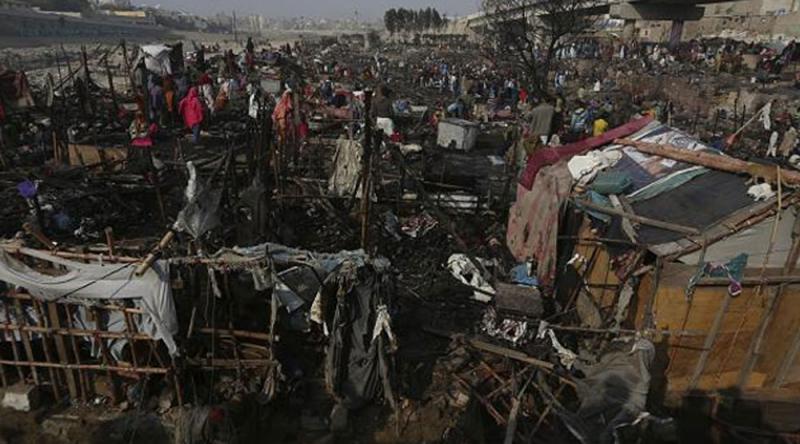 Pakistan'da çıkan yangında 400 ev yandı