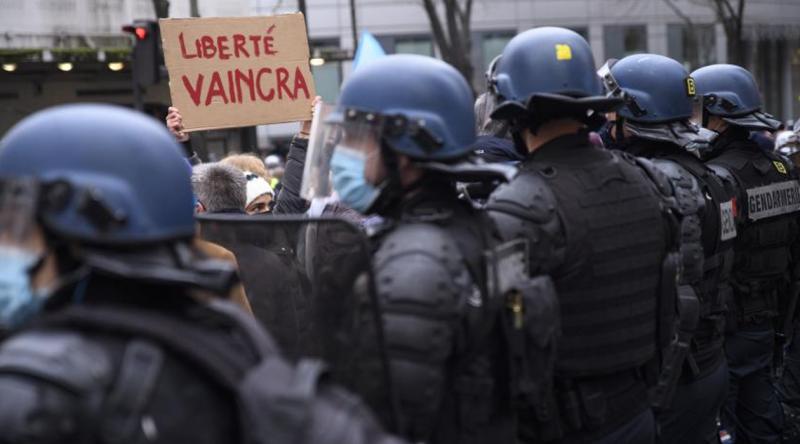 Fransa'da tartışmalı yasa tasarısına protestolar sürüyor
