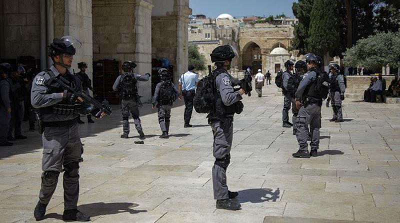 İşgalci İsrail polisi ve fanatik Yahudilerden Mescid-i Aksa'ya baskın
