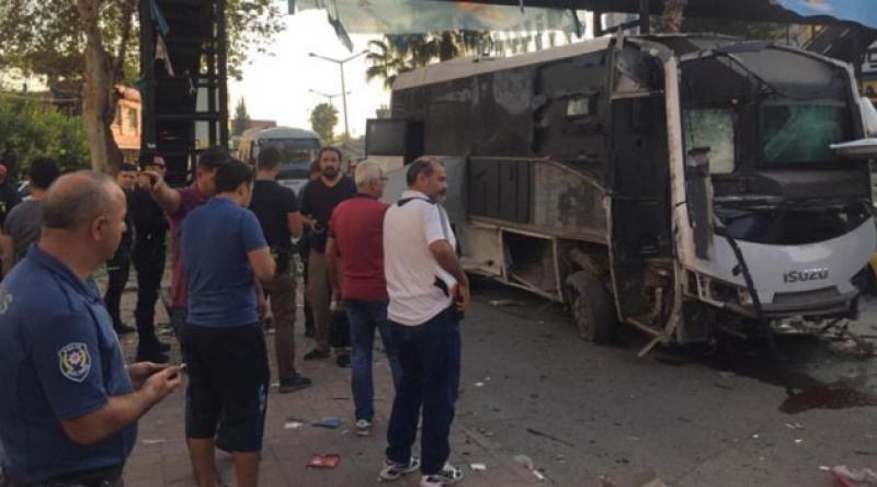 Adana'da polis servisine bombalı saldırı