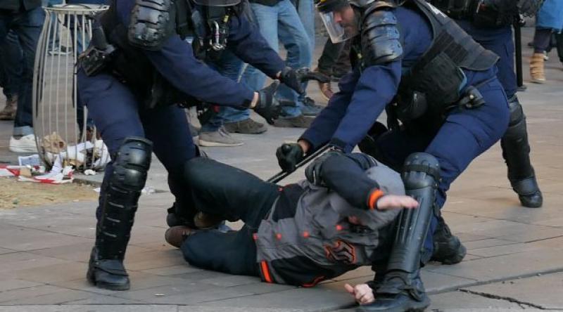 Fransız polisi Sarı Yelekler'e uyguladığı şiddetten yargılanacak