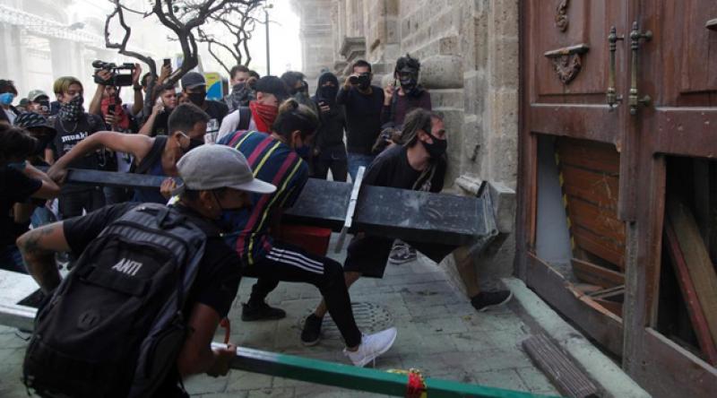 Meksikalılar, gözaltında ölen Lopez için sokaklara döküldü