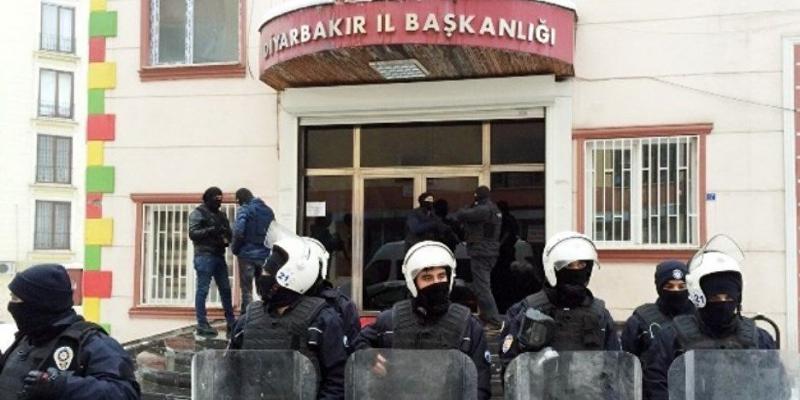 Diyarbakır’da HDP il ve ilçe binasında arama: Gözaltılar var