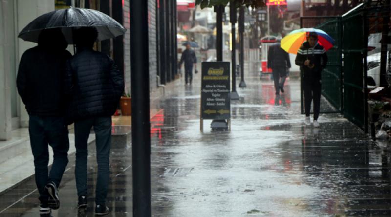 Meteoroloji'den İstanbul için yeni uyarı: Metrekareye 50 kilo yağış düşecek