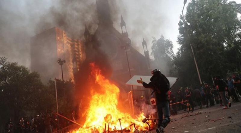 Şili'de protestocular kiliseyi yağmalayıp ateşe verdi