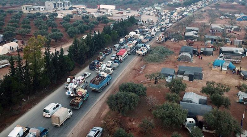 İdlib'den 700 bin kişi Türkiye sınırına hareket etti