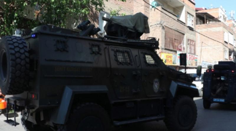 Diyarbakır'da silahlı saldırıya uğrayan polis memuru hayatını kaybetti