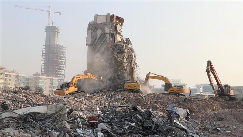İzmir'de 67 bina yıkıldı